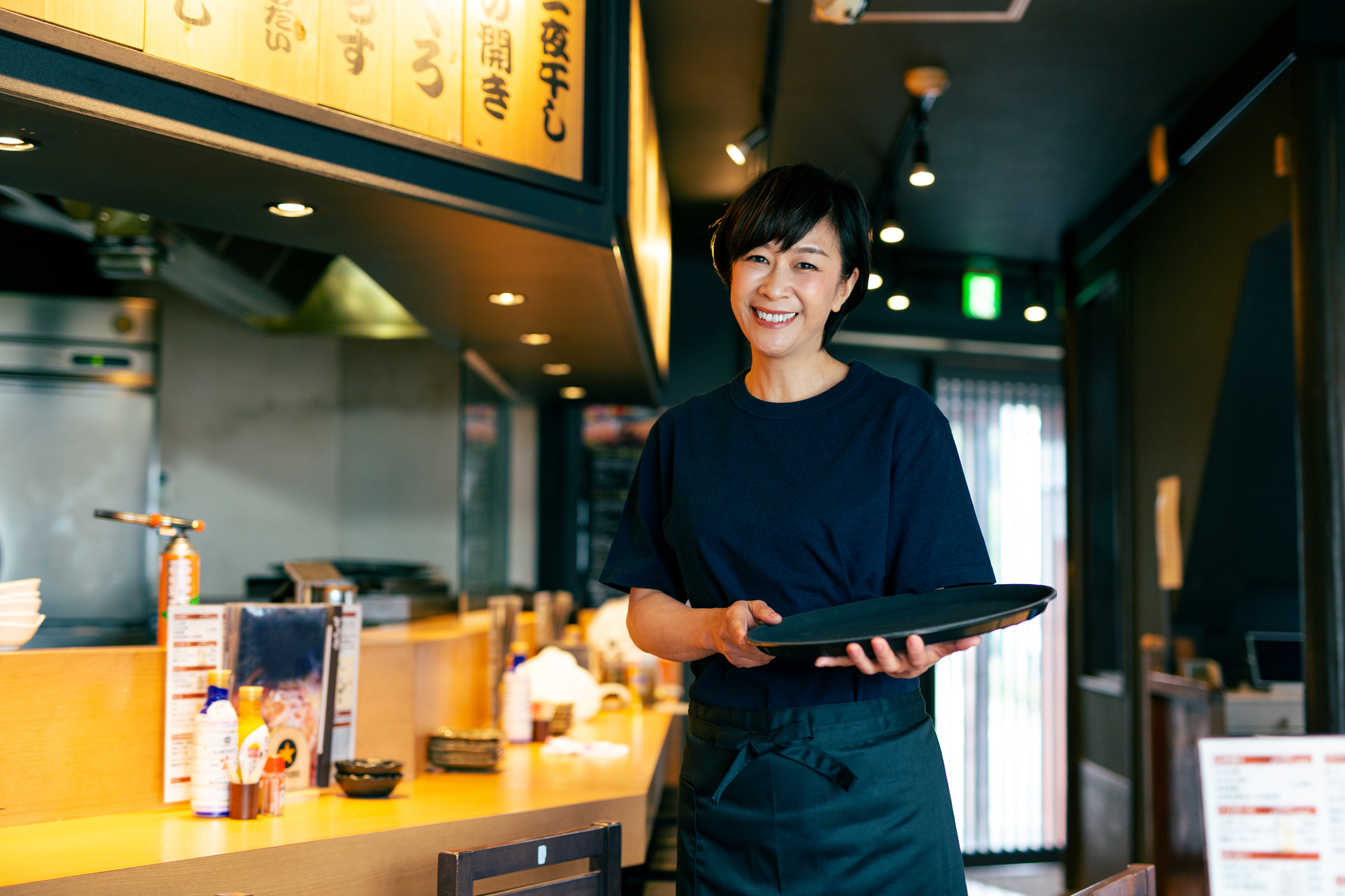 飲食店のアイドルタイムでスタッフ研修をする女性の写真