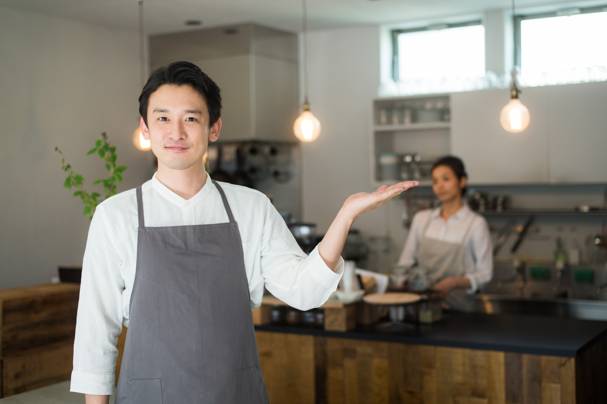 飲食店の開業の流れを解説する男性